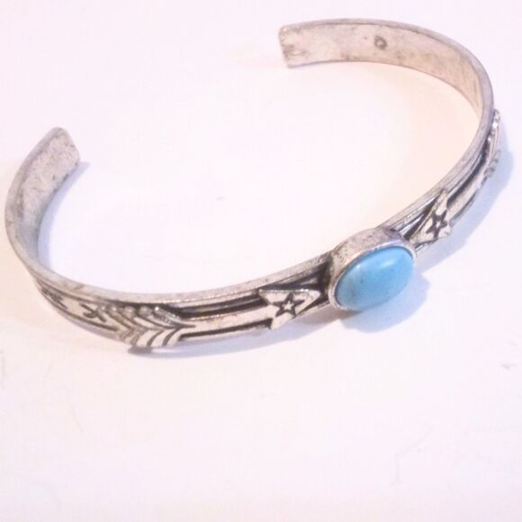 Vintage Southwestern Inspired Silver Tone Howlite Cuff Bracelet * - Picture 2 of 4